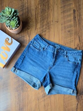 Amazon Essentials Women's Medium Blue Denim Mid-Rise Roll-Cuff Jean Shorts 8
